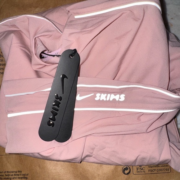 🔥NWT SKIMS x NIKE Weightless Layers Mock Neck Long Sleeve HIMALAYAN (TOP ONLY) - Picture 5 of 11